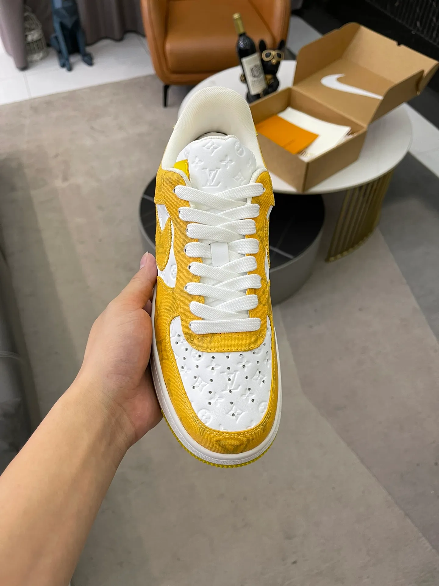 👟👟Ex-factory price 700👟👟 High version ⚠️Couple model👫Lv co-branded. Nik Air Jorda 1 Low AJ1 Jordan generation low-top classic retro culture and leisure sports basketball shoes refuse public soles and purchase raw materials synchronized with the original factory. All details restore 98% of the original flavor and are loyal to the original version. Outsole: Air cushion outsole adjusted by the original factory. Size: 35-45